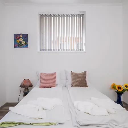 1bd Next To Womens Market And Sofia's Gems By Flat Mаnаger *