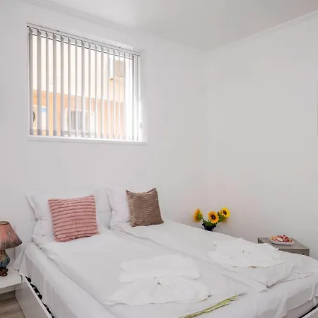 1bd Next To Womens Market And Sofia's Gems By Flat Mаnаger *