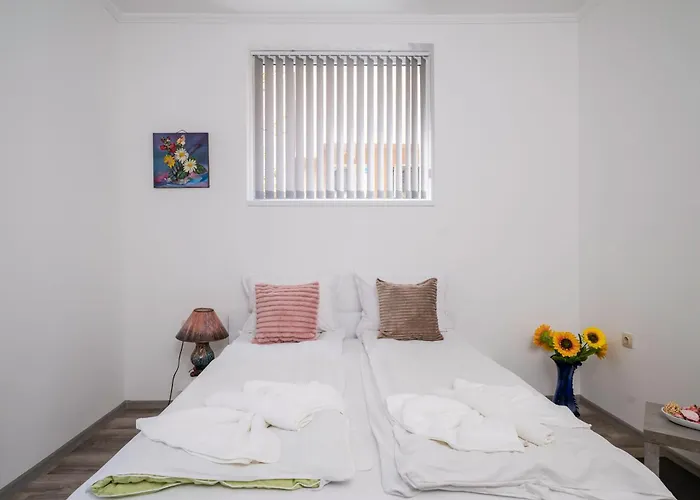 1bd Next To Womens Market And Sofia's Gems By Flat Mаnаger *