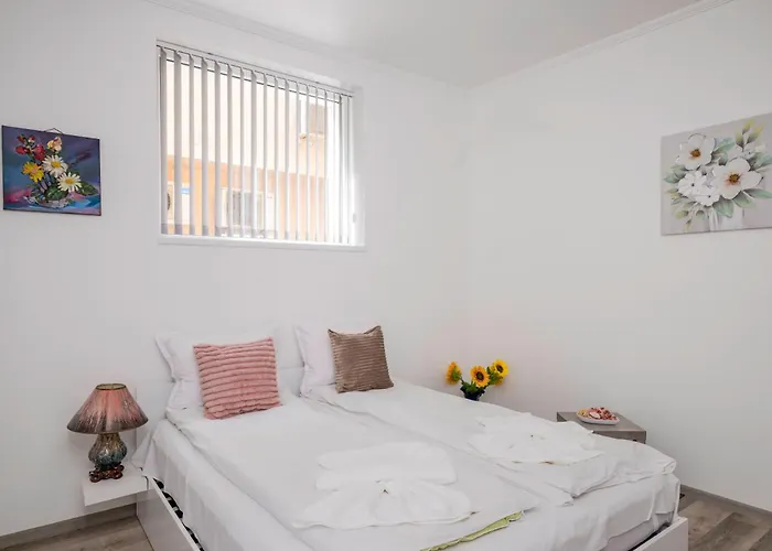 1bd Next To Womens Market And Sofia's Gems By Flat Mаnаger *